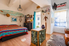 163 m², dernier étage, grande terrasse et quatre stationnements : un appartement aux volumes rares