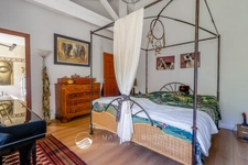 163 m², dernier étage, grande terrasse et quatre stationnements : un appartement aux volumes rares