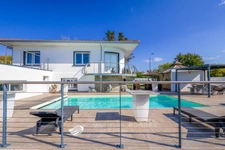 Maison contemporaine de 216m2 avec piscine, spa, et T3 indépendant 