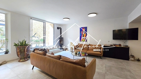 Maison de village 5 pièces de 215 m² - garage - piscine - jardin et terrasses
