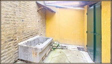 VERZY (51) House of 57m² living space with enclosed courtyard and outbuildings 