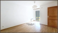 VERZY (51) House of 57m² living space with enclosed courtyard and outbuildings 