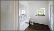 VERZY (51) House of 57m² living space with enclosed courtyard and outbuildings 