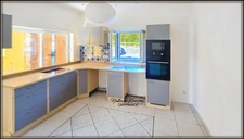 VERZY (51) House of 57m² living space with enclosed courtyard and outbuildings 