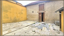 VERZY (51) House of 57m² living space with enclosed courtyard and outbuildings 