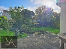 A vendre maison avec 3 chambres, un bureau, garage et jardin à Carcassonne proche des commodités.   
