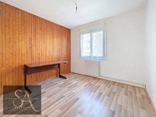 A vendre maison avec 3 chambres, un bureau, garage et jardin à Carcassonne proche des commodités.   