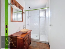 A vendre maison avec 3 chambres, un bureau, garage et jardin à Carcassonne proche des commodités.   