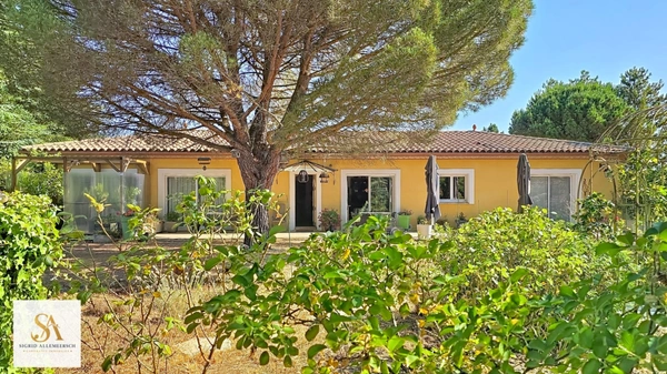 VILLARDONNEL – Villa de plain-pied avec garage, 4 chambres et bureau, sur un terrain de 3 577 m² avec vue dégagée sur la Montagne Noire.