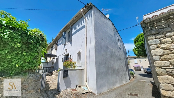 Maison de caractère en pierre, 3 chambres, jardin, terrasse et garage – Charme authentique au cœur d’un village calme entouré de nature