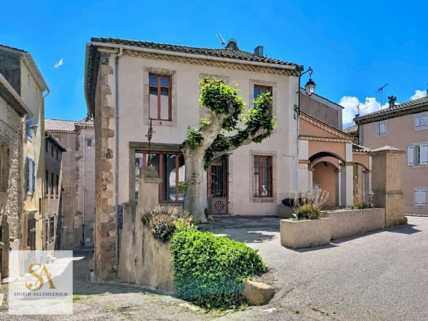Maison de caractère rénovée avec garage au cœur de Boutenac