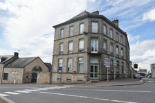 À VENDRE – LOCAL COMMERCIAL / PROFESSIONNEL EN CENTRE-VILLE DE DOMFRONT-EN-POIRAIE