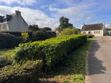 Maison T 3 avec étang et grenier aménageable sur 2 183 m² de terrain – Plouguin