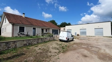 ensemble immobilier. Maison individuelle 5 pièces de 170m² + bâtiment de 520m²  VAUVILLERS (70)
