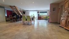 VAUVILLERS (70). Ensemble immobilier composé d'une maison d'habitation de 170m² et d'un bâtiment de 520m²
