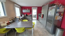 VAUVILLERS (70). Ensemble immobilier composé d'une maison d'habitation de 170m² et d'un bâtiment de 520m²