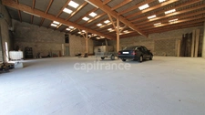 VAUVILLERS (70). Ensemble immobilier composé d'une maison d'habitation de 170m² et d'un bâtiment de 520m²