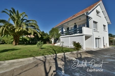 Renovated house of approximately 196 m² of living space, offering a main residence, an independent apartment and a multipurpose space.