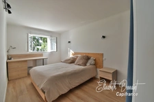 Renovated house of approximately 196 m² of living space, offering a main residence, an independent apartment and a multipurpose space.