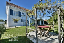 Renovated house of approximately 196 m² of living space, offering a main residence, an independent apartment and a multipurpose space.