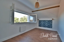 Renovated house of approximately 196 m² of living space, offering a main residence, an independent apartment and a multipurpose space.