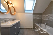 Renovated house of approximately 196 m² of living space, offering a main residence, an independent apartment and a multipurpose space.