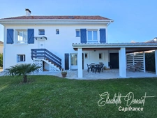 Renovated house of approximately 196 m² of living space, offering a main residence, an independent apartment and a multipurpose space.