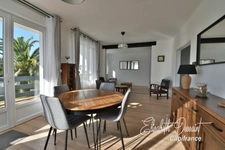 Renovated house of approximately 196 m² of living space, offering a main residence, an independent apartment and a multipurpose space.