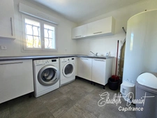 Renovated house of approximately 196 m² of living space, offering a main residence, an independent apartment and a multipurpose space.