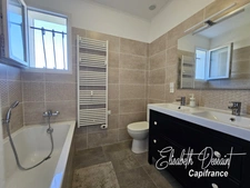 Renovated house of approximately 196 m² of living space, offering a main residence, an independent apartment and a multipurpose space.