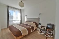 Renovated house of approximately 196 m² of living space, offering a main residence, an independent apartment and a multipurpose space.