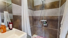 Garéoult – Maison de plain-pied 167m² utiles avec studio indépendant, piscine, double garage de 35 m², terrain arboré