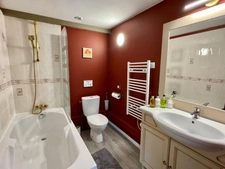 Puy de dôme – France- proche Issoire (63500) -A vendre hôtel de charme haut de gamme  – Spa - Table d’hôtes – Bar à Whisky