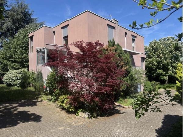 A vendre immeuble professionnel 360 m2 sur 1363 M3 de terrain clos et arboré  à CLERMONT FERRAND (63)