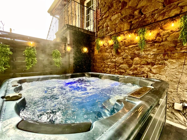Puy de dôme – France- proche Issoire (63500) -A vendre hôtel de charme haut de gamme  – Spa - Table d’hôtes – Bar à Whisky