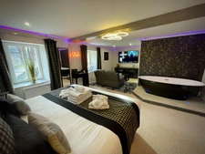 Puy de dôme – France- proche Issoire (63500) -A vendre hôtel de charme haut de gamme  – Spa - Table d’hôtes – Bar à Whisky