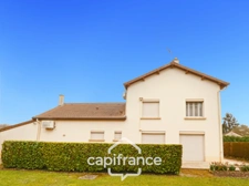 Rare à Pierre-de-Bresse – A vendre Maison familiale de 9 pièces avec piscine sur plus de 7 000 m² de terrain