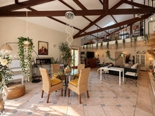 PUYRICARD (13) Propriété de caractère avec piscine, dépendances, garage et piscine