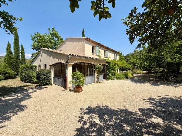 ROGNES (13) Élégante propriété Provençale de 170 m2 avec piscine et garage terrain de 5220 m2  