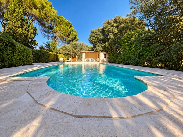 Maison de 170 m2 et maison de 70 m2, piscine, jardin 4230 m2 LAURIS (84)