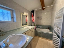 Proprieté de 150 m2 avec dépendance à vendre 7 pièces LAURIS (84)