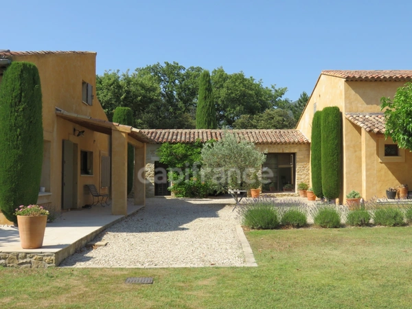 Maison à vendre 293 m2, piscine, atelier parcelle de 7600 m2 LOURMARIN (84)