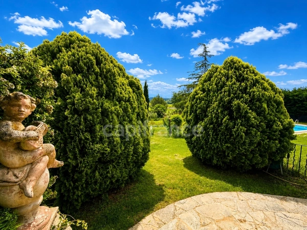 Propriété à vendre 8 pièces 274 m2 sur 1 hectare PERTUIS (84)