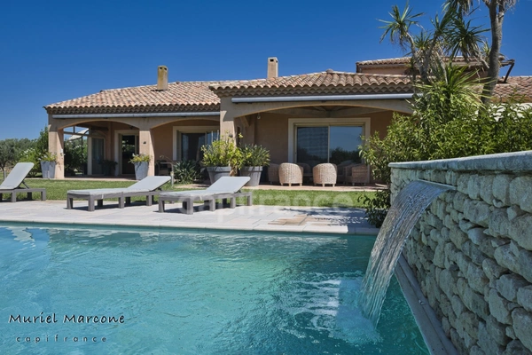 Propriété d’exception de 290 m2 au cœur de la Vallée des Baux-de-Provence sur 25 hectares 7 pièces MOULES (13)