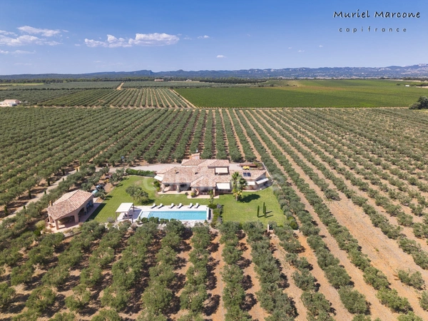 Propriété d’exception de 290 m2 au cœur de la Vallée des Baux-de-Provence sur 25 hectares 7 pièces MOULES (13)