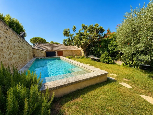 Maison de village à vendre 4 pièces 100 m2 , jardin, bassin de nage, garage PUYVERT  (84)