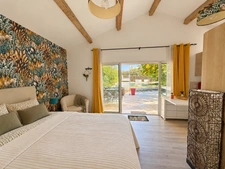 PUYRICARD (13) Propriété de caractère avec piscine, dépendances, garage et piscine