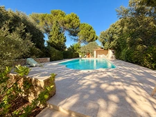 Maison de 170 m2 et maison de 70 m2, piscine, jardin 4230 m2 LAURIS (84)