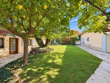 PUYRICARD (13) Propriété de caractère avec piscine, dépendances, garage et piscine