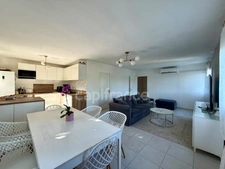 124 m2 apartment for sale 5 rooms Garden 556 m2 Swimming pool VILLELAURE (84)